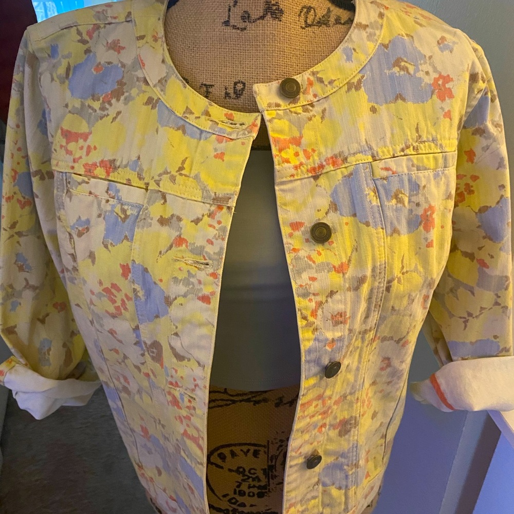 Turn heads in the vintage find!! Liz Claiborne floral jean jacket.